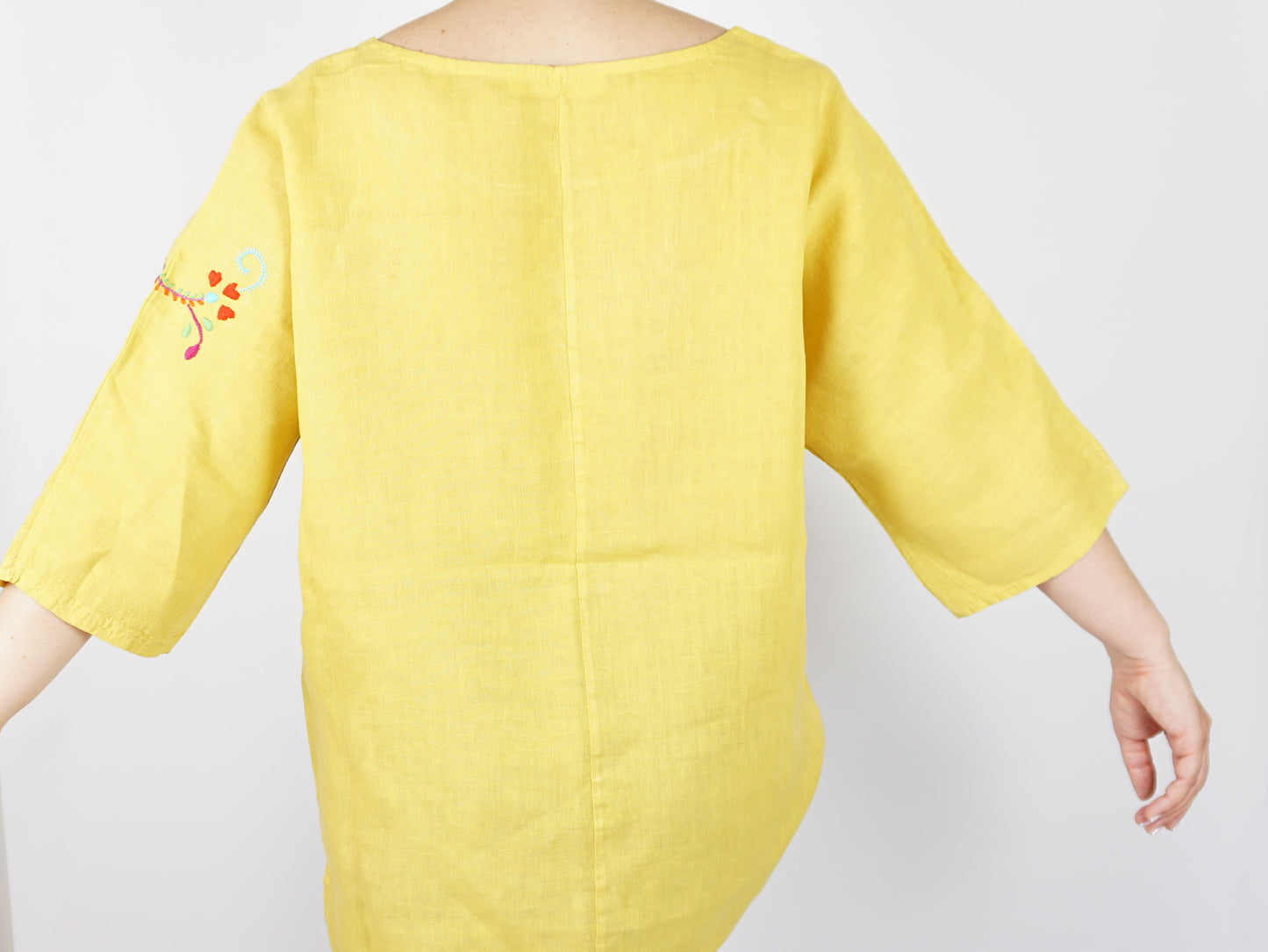Blusa Amarela, em Linho com Bordado de Viana, Tamanho Único - Mulher a Usar Blusa, Vista de Trás