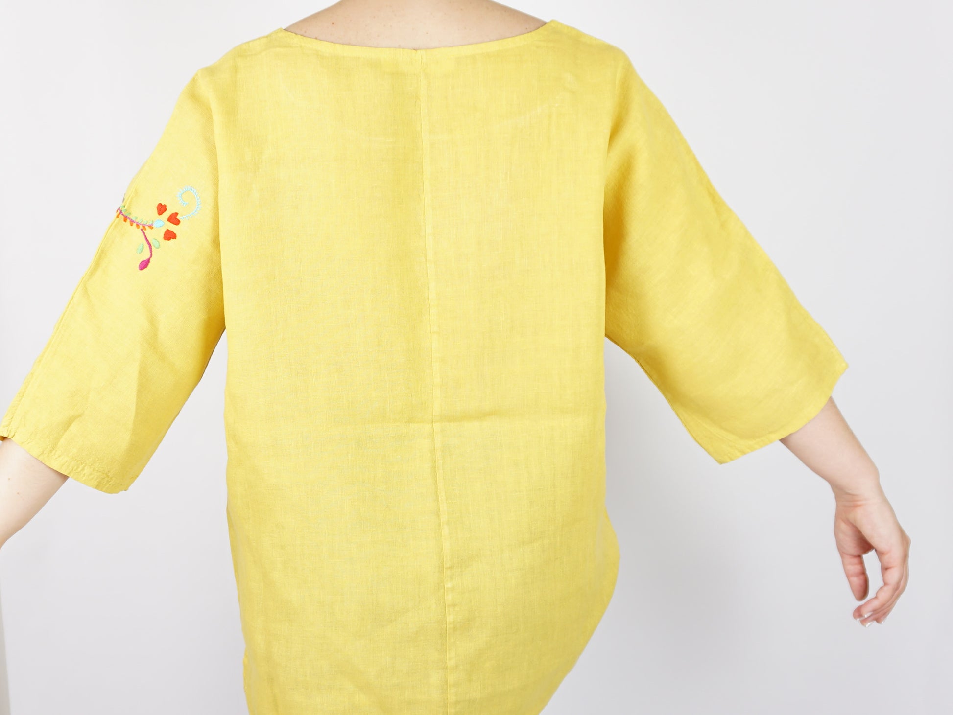 Blusa Amarela, em Linho com Bordado de Viana, Tamanho Único - Mulher a Usar Blusa, Vista de Trás