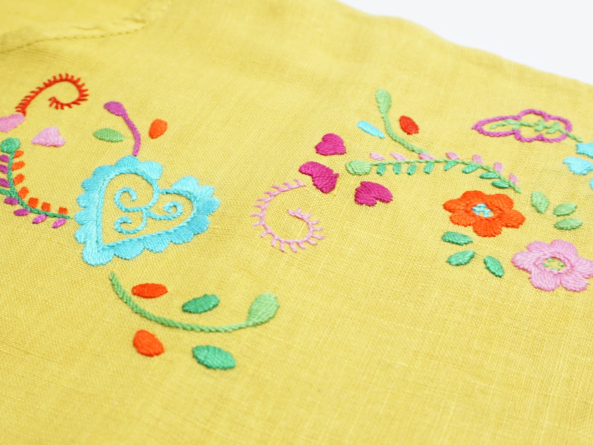 Blusa Amarela, em Linho com Bordado de Viana, Tamanho Único - Pormenor do Bordado