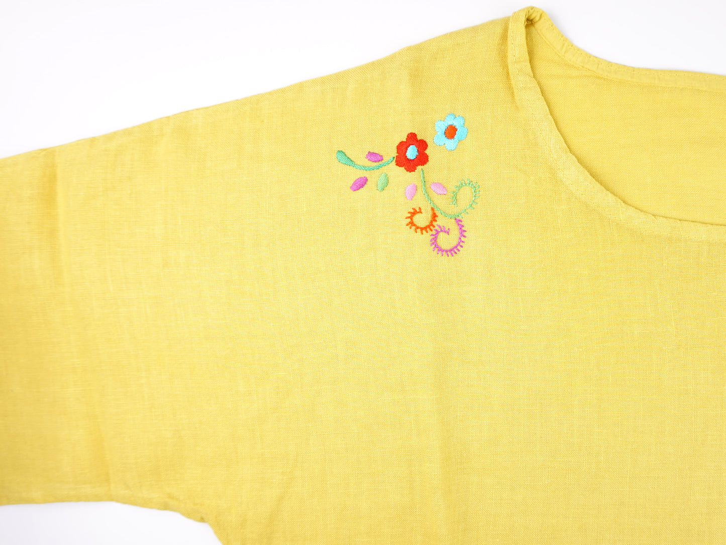 Blusa Amarela, em Linho com Bordado de Viana, Tamanho Único - Pormenor Bordado no Ombro