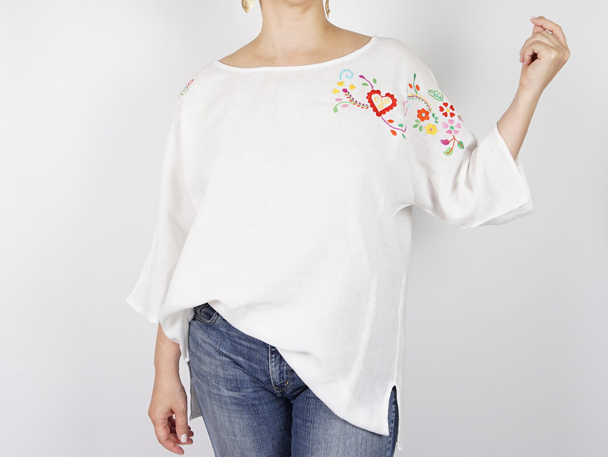 Blusa Branca, em Linho com Bordado de Viana, Tamanho Único - Mulher a Usar Blusa, Vista de Frente