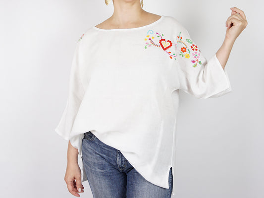 Blusa Branca, em Linho com Bordado de Viana, Tamanho Único - Mulher a Usar Blusa, Vista de Frente