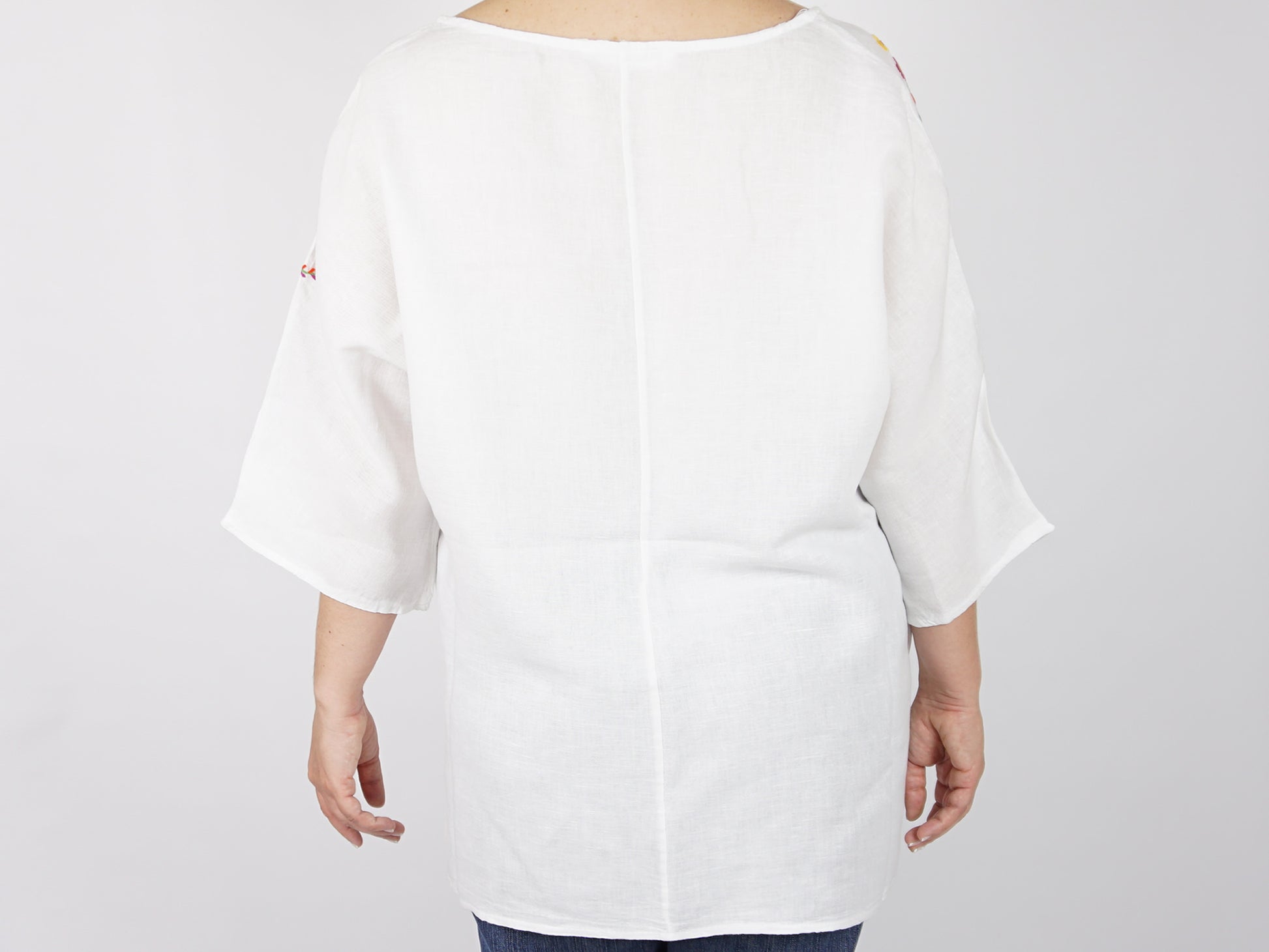 Blusa Branca, em Linho com Bordado de Viana, Tamanho Único - Mulher a Usar Blusa, Vista de Trás