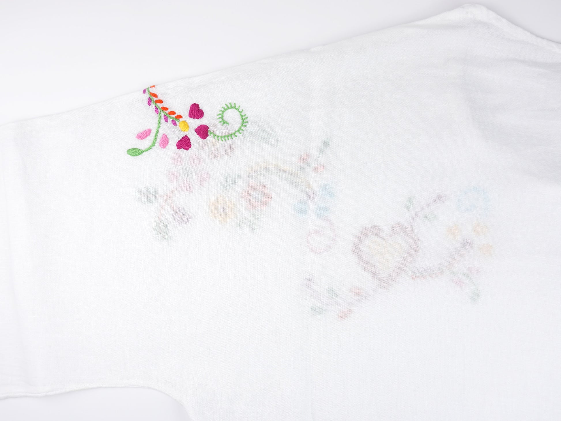 Blusa Branca, em Linho com Bordado de Viana, Tamanho Único - Pormenor Bordado Manga
