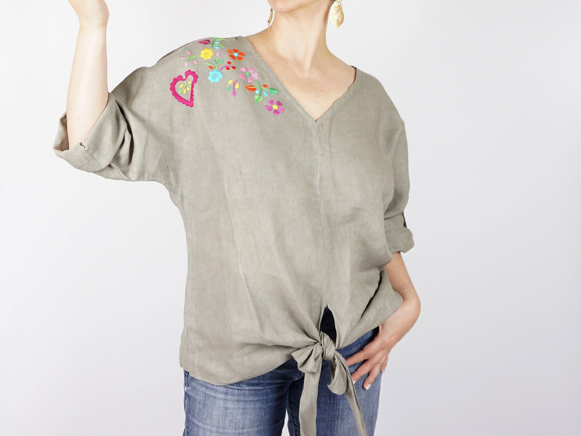 Blusa "Nó" em Linho com Bordado de Viana, Tamanho Único - Mulher com Blusa Vestida
