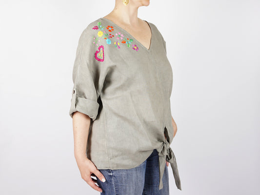Blusa "Nó" em Linho com Bordado de Viana, Tamanho Único - Mulher a usar Blusa
