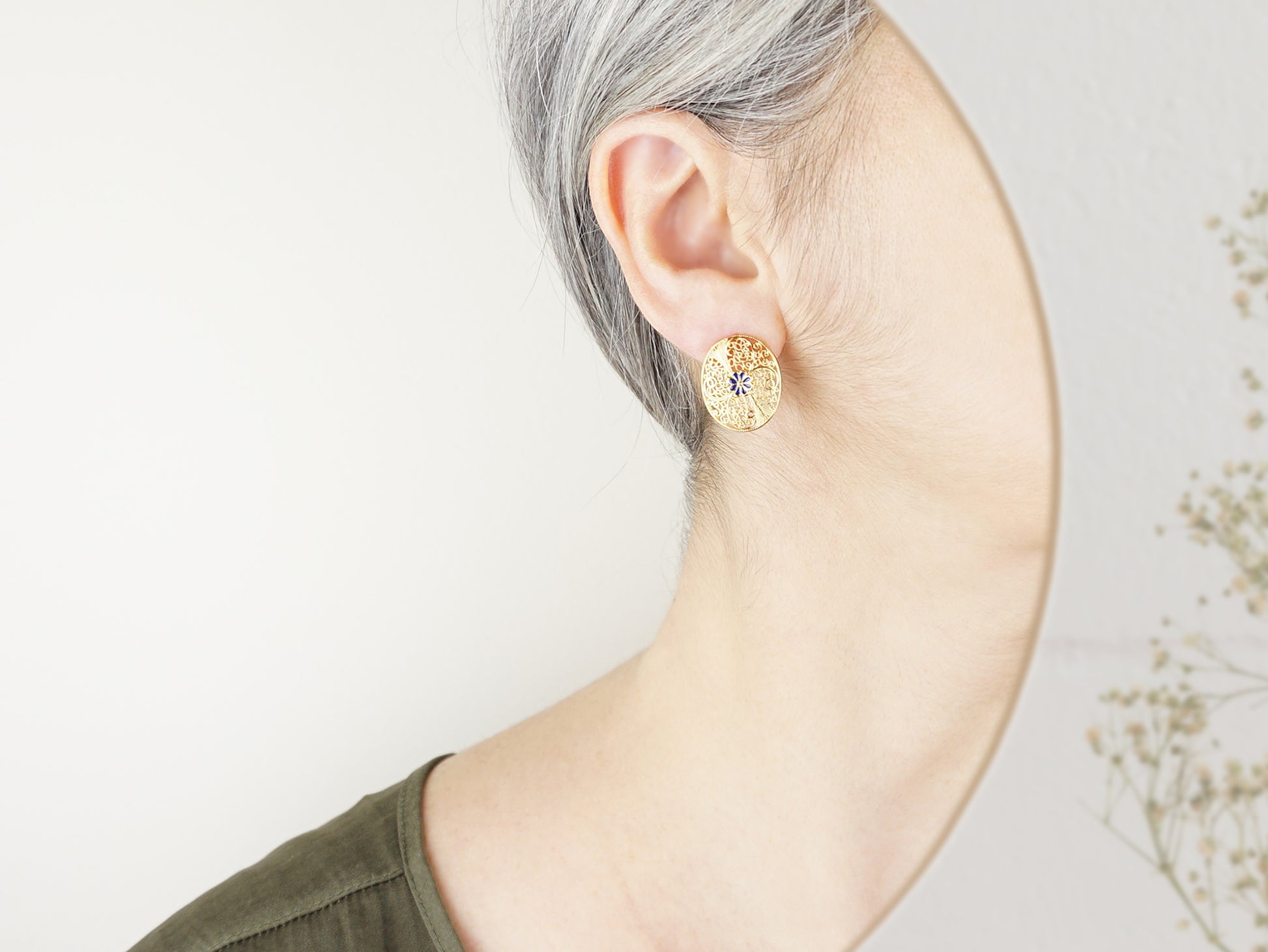 Brincos Ovais com Pormenores Azuis, Inspirados na Filigrana Portuguesa, Aço Inoxidável Dourado - Mulher a usar Brincos