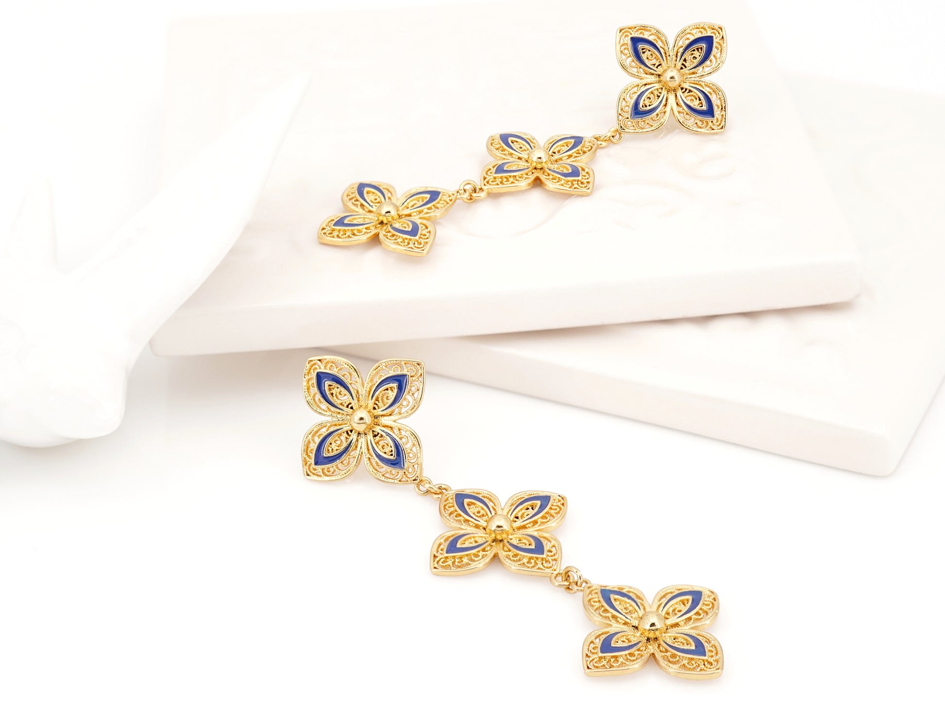 Brincos Compridos Flores Triplas com Pormenores Azuis, Inspirados na Filigrana Portuguesa, Aço Inoxidável Dourado