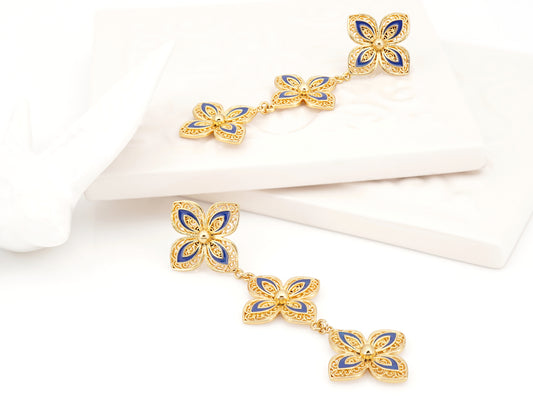 Brincos Compridos Flores Triplas com Pormenores Azuis, Inspirados na Filigrana Portuguesa, Aço Inoxidável Dourado