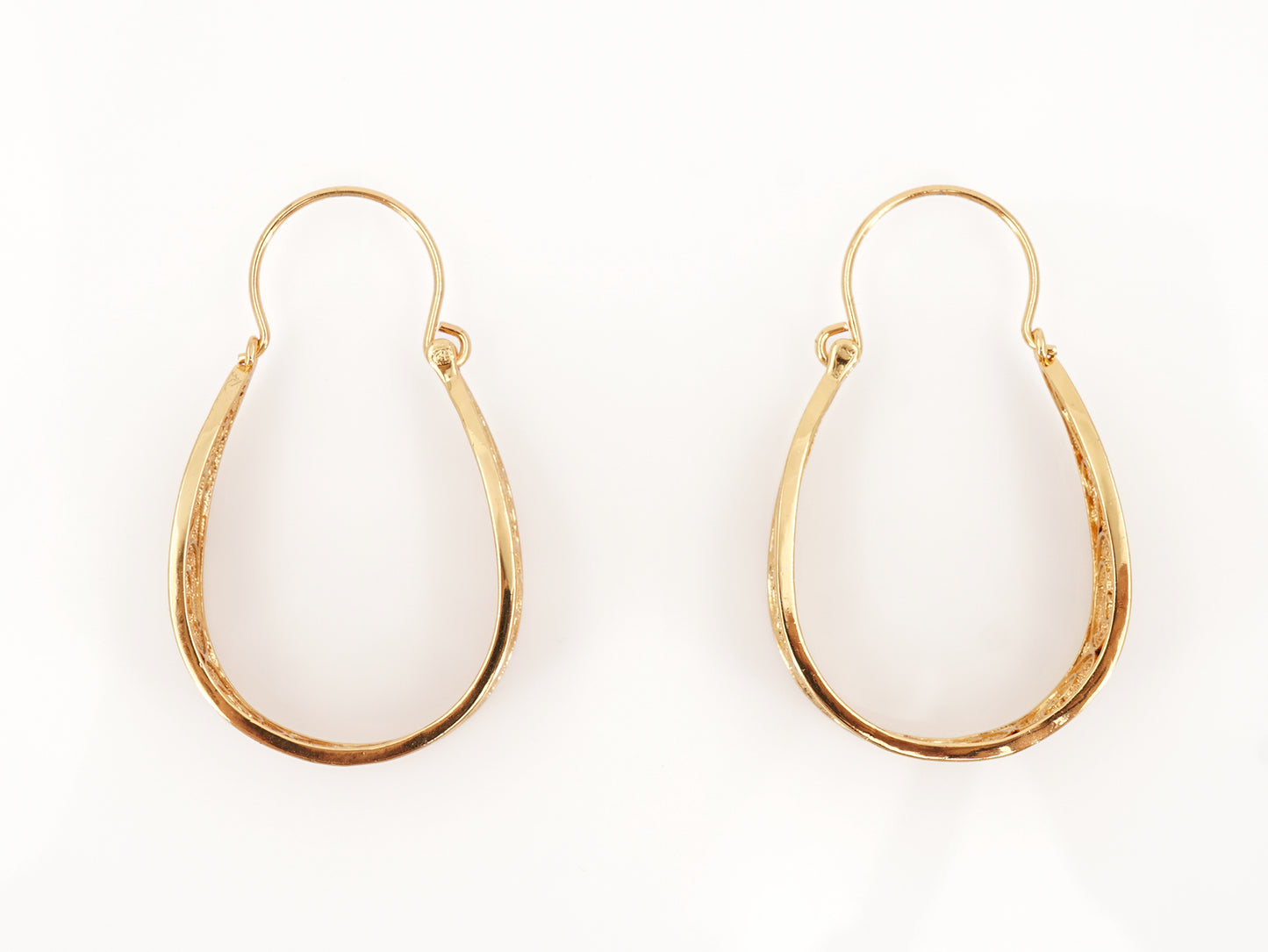 Argolas Tradicionais Grandes, Inspiradas na Filigrana Portuguesa, Aço Inoxidável Dourado - Vista de Lado