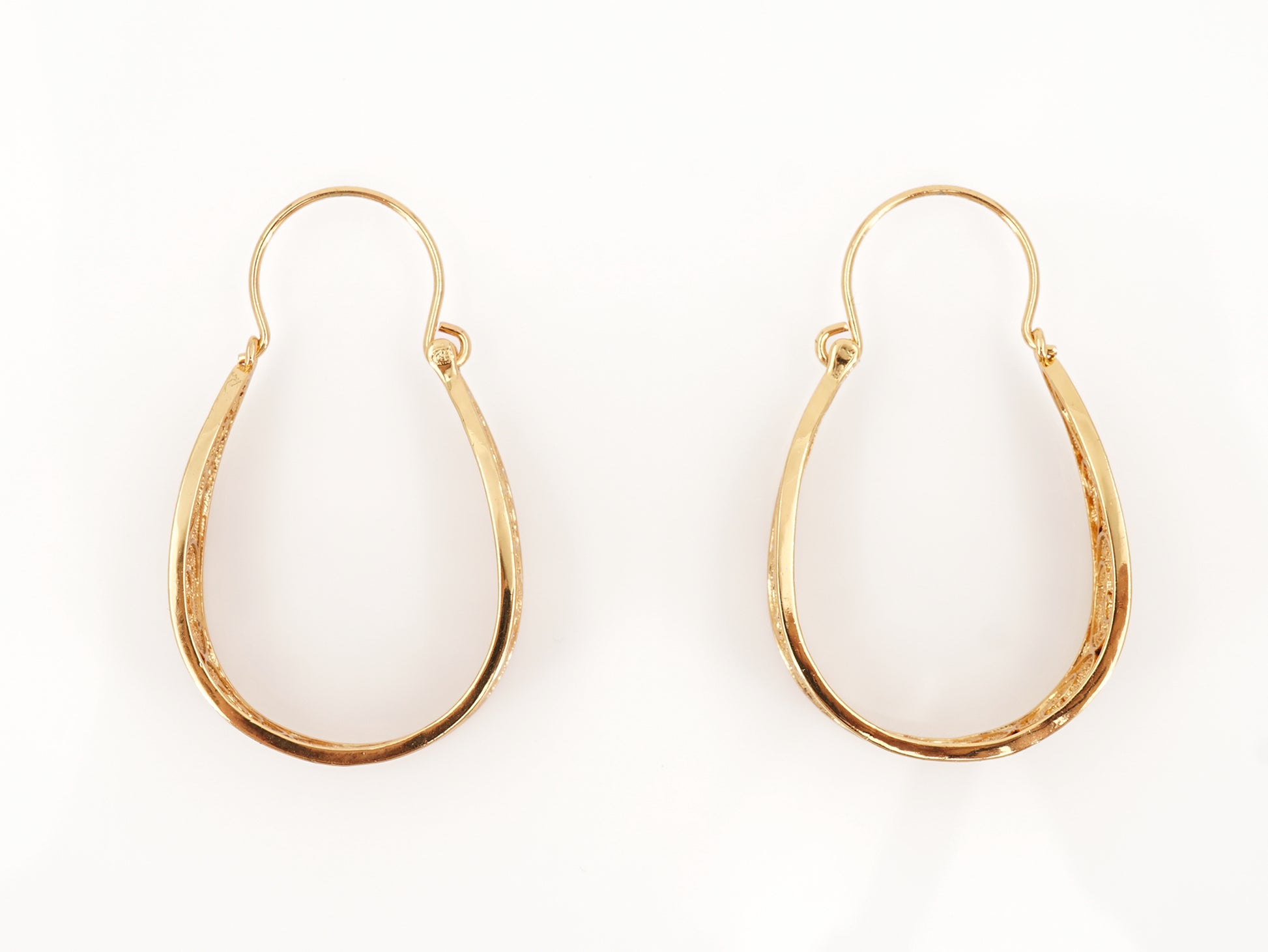 Argolas Tradicionais Grandes, Inspiradas na Filigrana Portuguesa, Aço Inoxidável Dourado - Vista de Lado