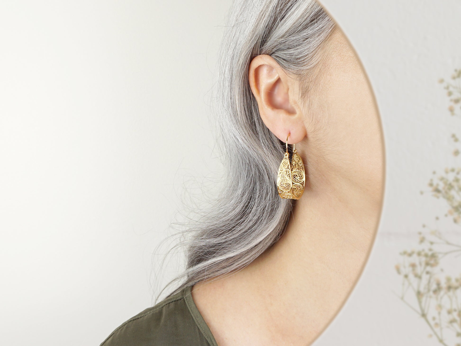 Argolas Tradicionais Grandes, Inspiradas na Filigrana Portuguesa, Aço Inoxidável Dourado - Pormenor Mulher a usar Brinco