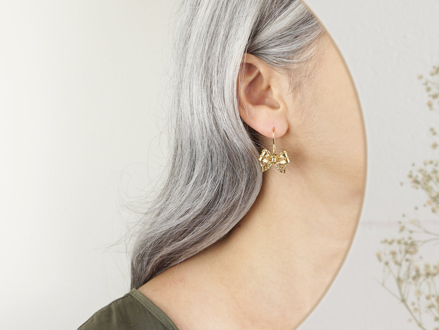 Brincos Laços Oscilantes, Inspirados na Filigrana Portuguesa, Aço Inoxidável Dourado - Pormenor Mulher a usar Brinco