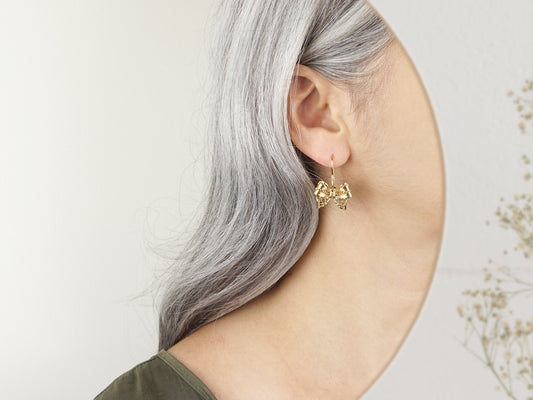 Brincos Laços Oscilantes, Inspirados na Filigrana Portuguesa, Aço Inoxidável Dourado - Pormenor Mulher a usar Brinco