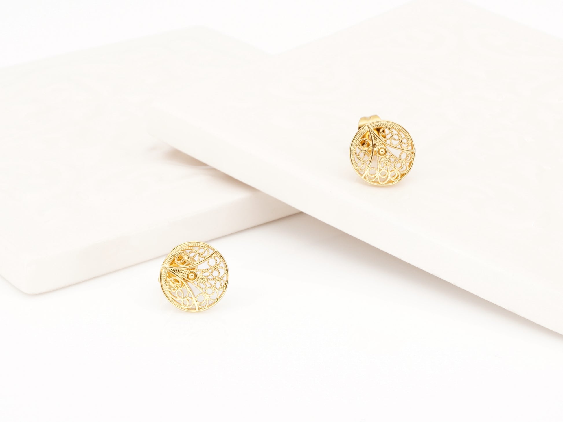 Brincos Circulos Pequenos, Inspirados na Filigrana Portuguesa, Aço Inoxidável Dourado