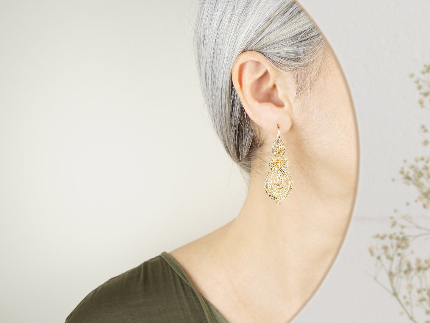 Brincos Rainha Pequenos, Inspirados na Filigrana Portuguesa, Aço Inoxidável Dourado - Pormenor Mulher a usar Brinco