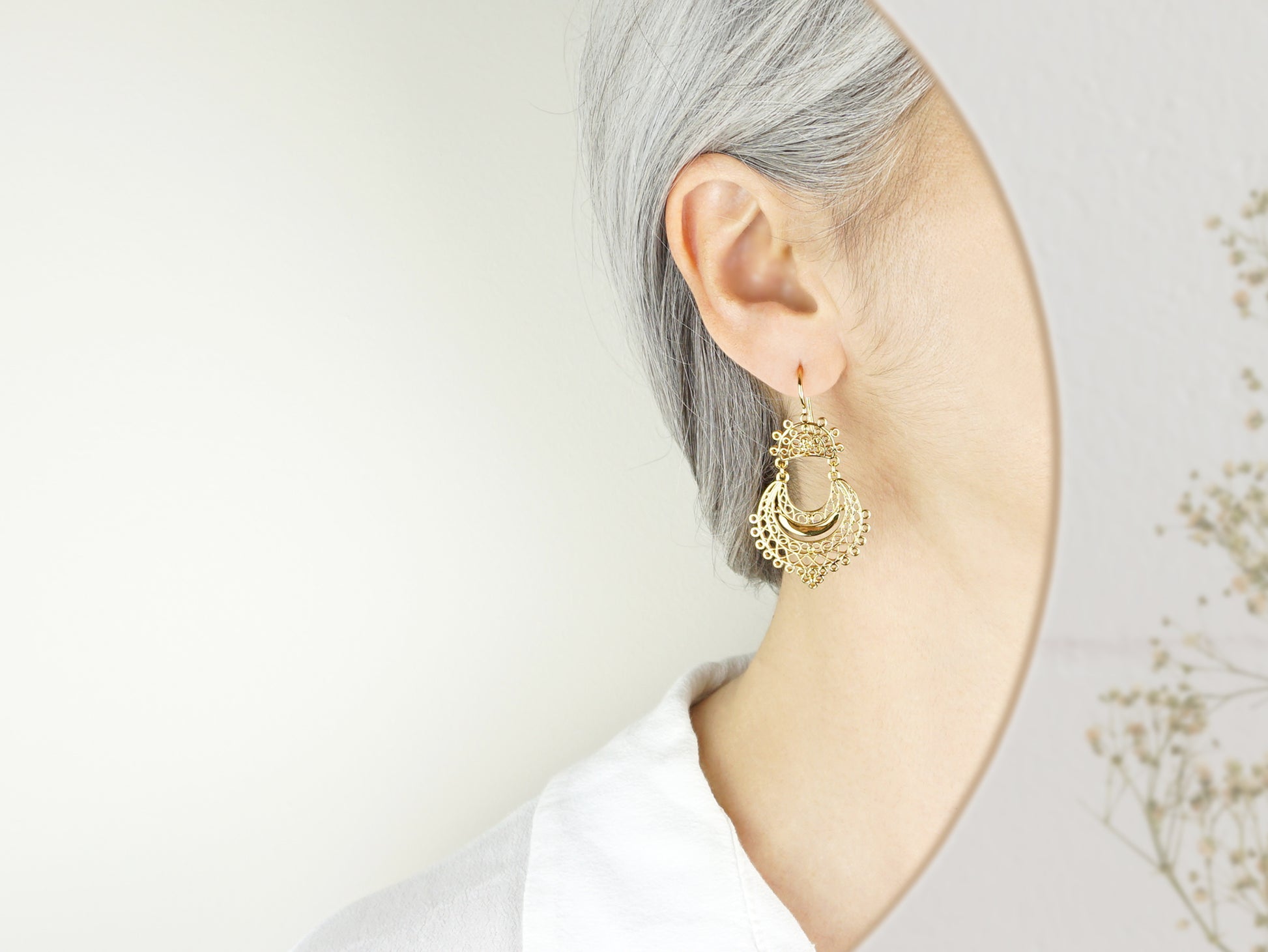 Brincos Arrecadas, Inspirados na Filigrana Portuguesa, Aço Inoxidável Dourado - Pormenor Mulher a usar Brinco