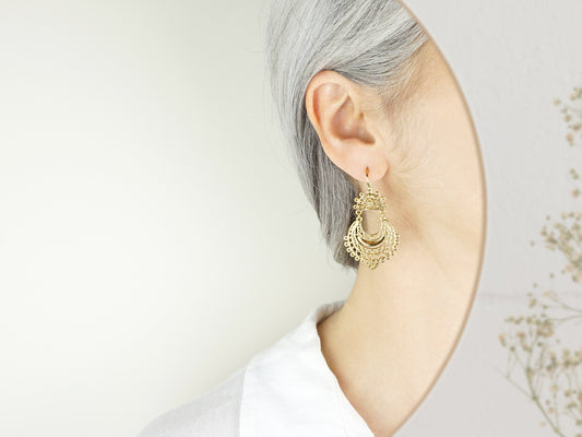 Brincos Arrecadas, Inspirados na Filigrana Portuguesa, Aço Inoxidável Dourado - Pormenor Mulher a usar Brinco