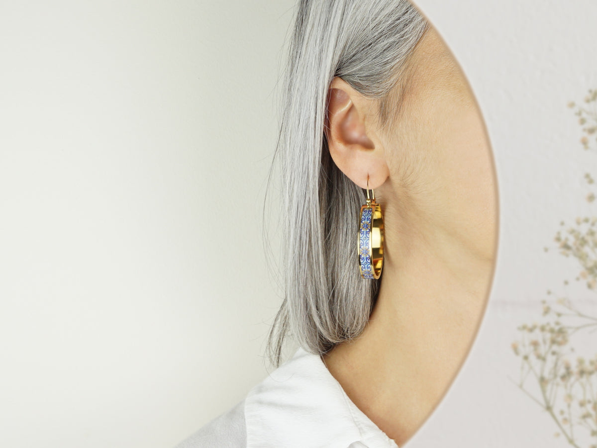 Argolas Grandes Azulejo Português, Inspiradas na Tradição Portuguesa, Aço Inoxidável Dourado - Pormenor Mulher a usar Argola