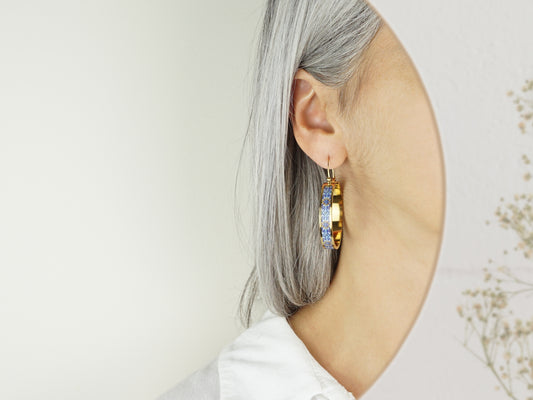 Argolas Grandes Azulejo Português, Inspiradas na Tradição Portuguesa, Aço Inoxidável Dourado - Pormenor Mulher a usar Argola