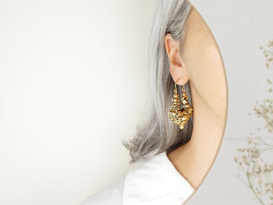 Arrecadas Barrocas Grandes, Inspirados na Ourivesaria Portuguesa, Aço Inoxidável Dourado - Pormenor Mulher a usar Brinco