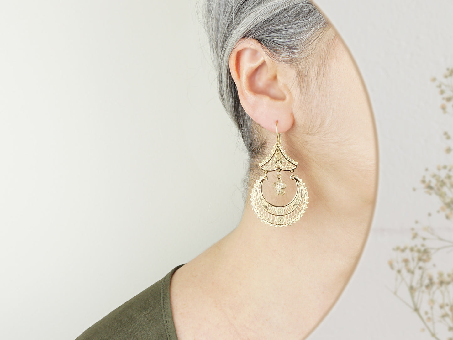 Brincos Arrecadas Grandes, Inspirados na Filigrana Portuguesa, Aço Inoxidável Dourado - Mulher a usar Brinco