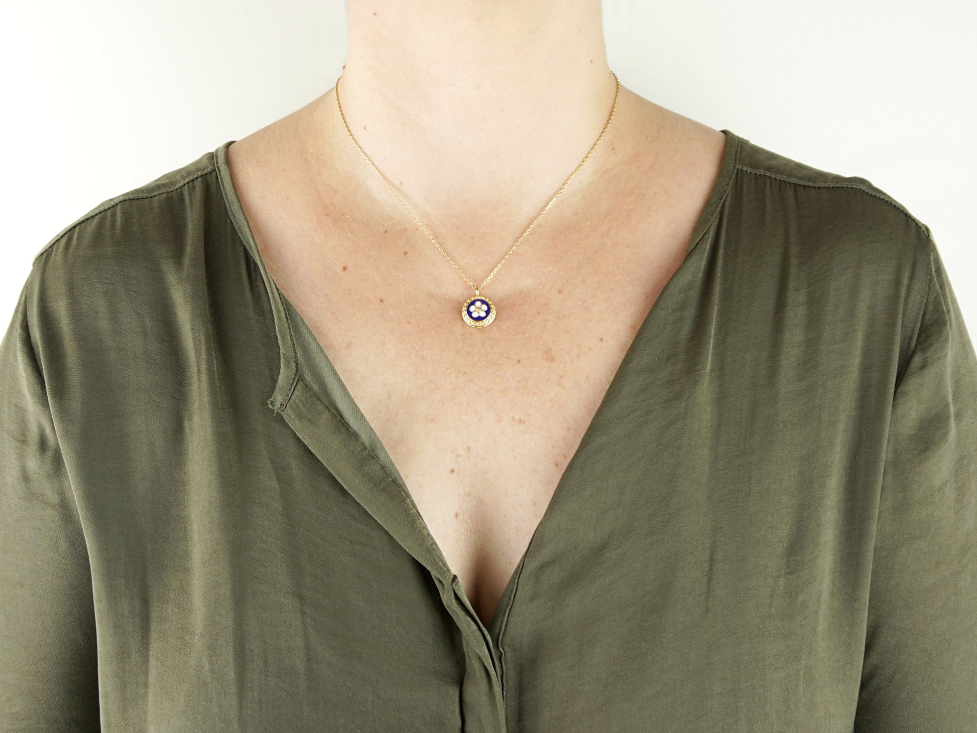 Colar Caramujo Azul, Inspirado na Filigrana Portuguesa, Aço Inoxidável Dourado - Mulher a usar Colar
