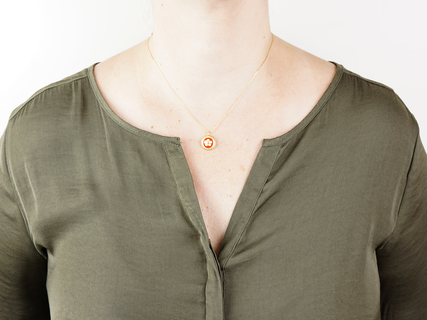 Colar Caramujo Laranja, Inspirado na Filigrana Portuguesa, Aço Inoxidável Dourado - Mulher a usar Colar