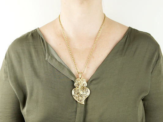 Colar Coração de Viana Tradicional Grande, Inspirado na Filigrana Portuguesa, Aço Inoxidável Dourado - Mulher a usar Colar