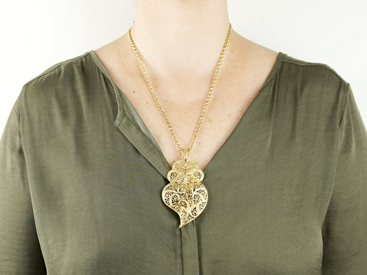 Colar Coração de Viana Tradicional Grande, Inspirado na Filigrana Portuguesa, Aço Inoxidável Dourado - Mulher a usar Colar