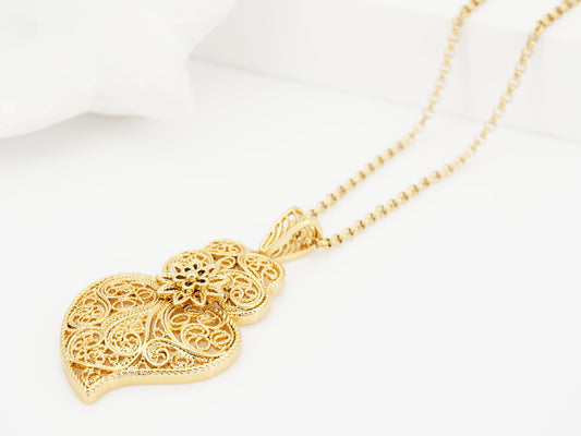 Colar com Coração de Viana Tradicional Médio, Inspirado na Filigrana Portuguesa, Aço Inoxidável Dourado