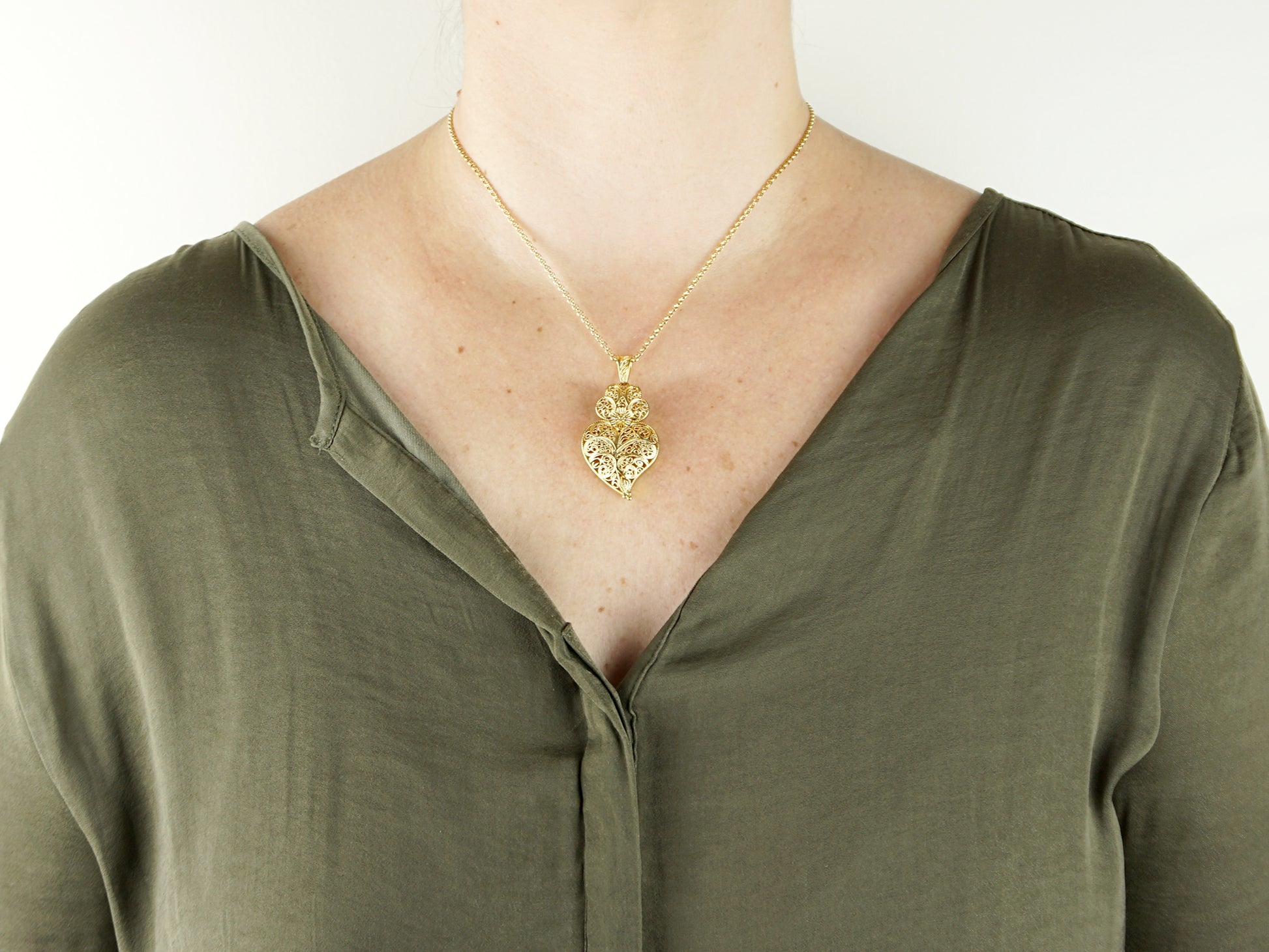 Colar com Coração de Viana Tradicional Médio, Inspirado na Filigrana Portuguesa, Aço Inoxidável Dourado - Mulher a usar Colar