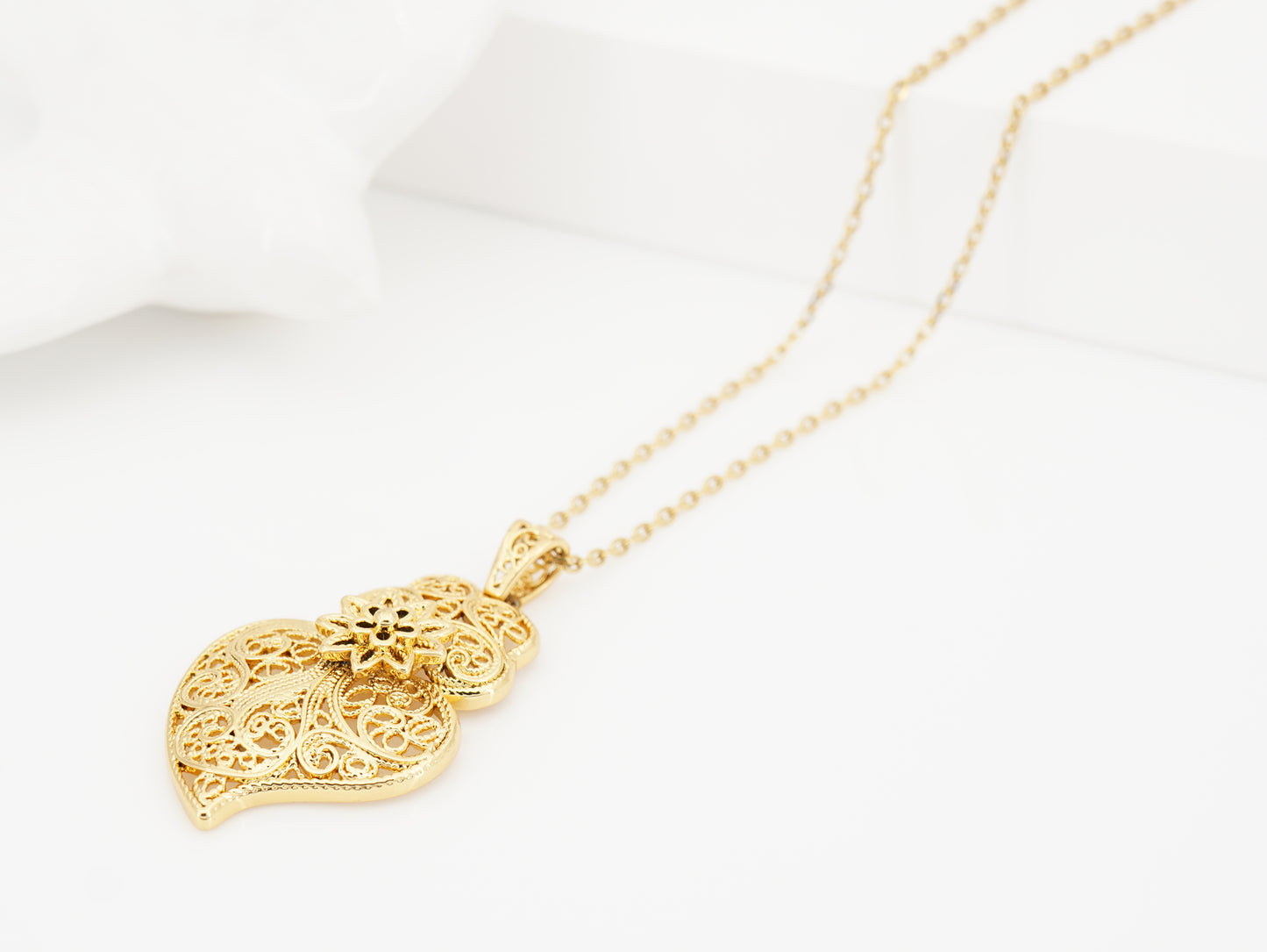Colar com Coração de Viana Tradicional Pequeno, Inspirado na Filigrana Portuguesa, Aço Inoxidável Dourado