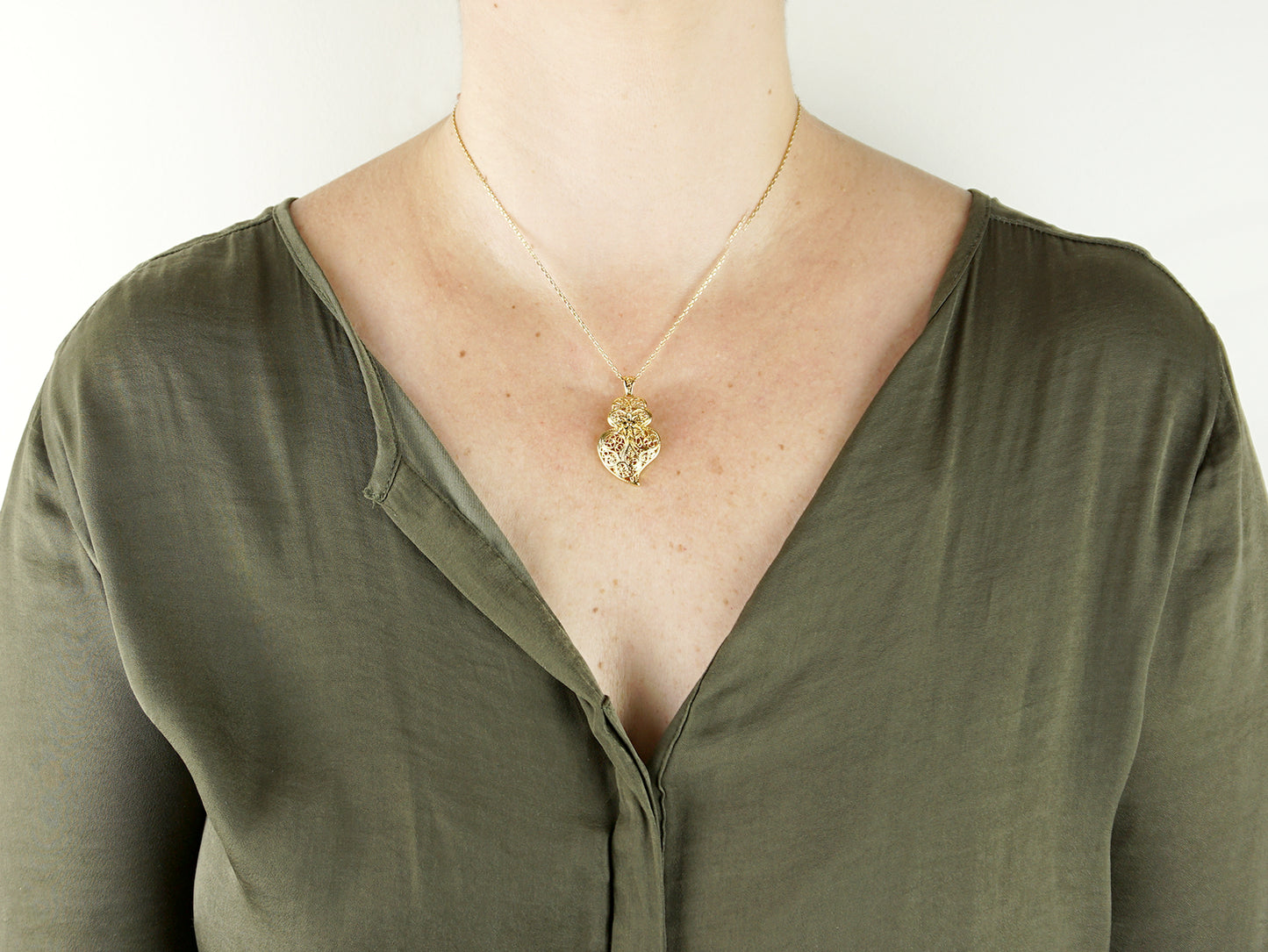 Colar com Coração de Viana Tradicional Pequeno, Inspirado na Filigrana Portuguesa, Aço Inoxidável Dourado - Mulher a usar Colar