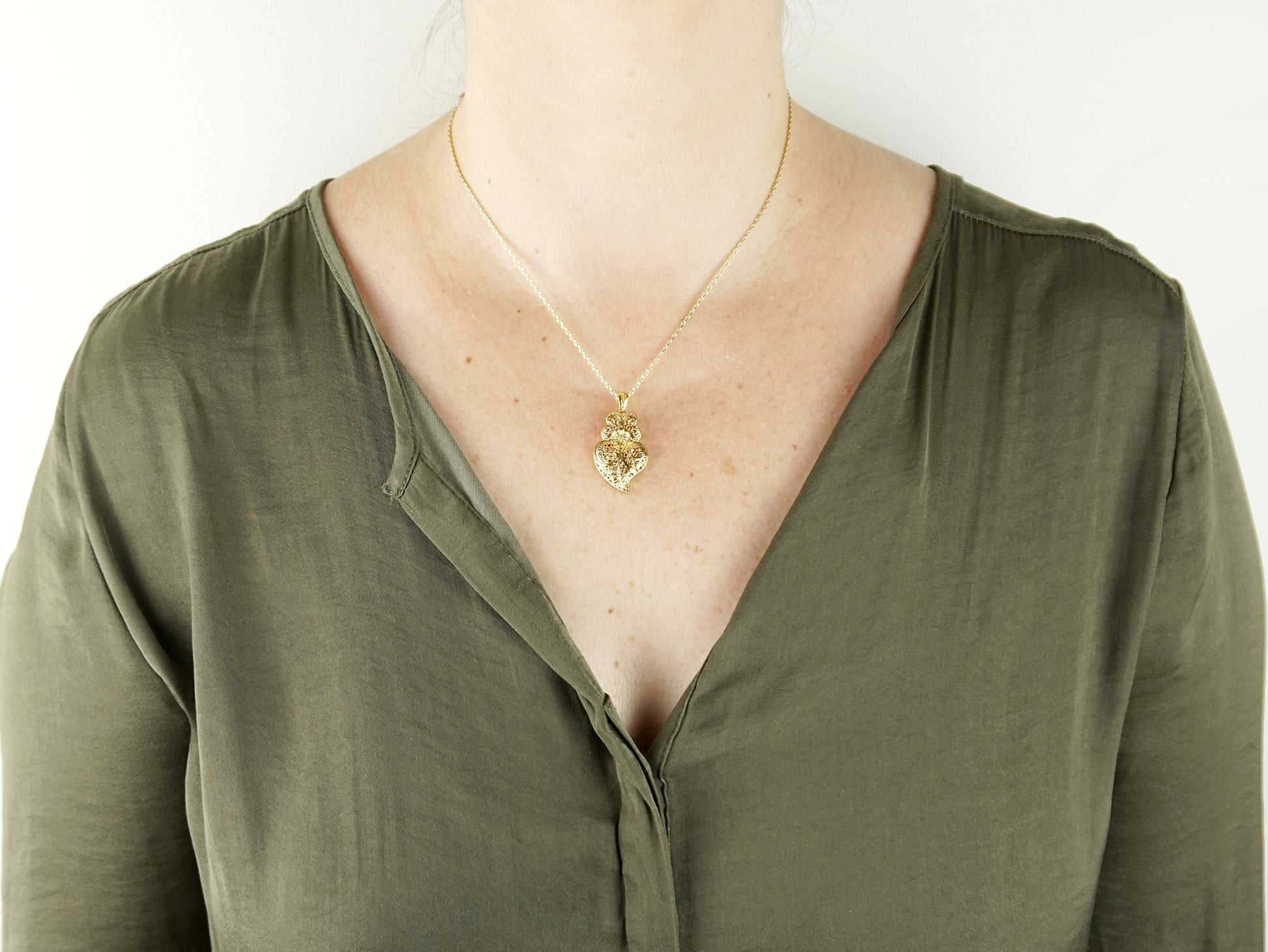Colar com Coração de Viana Tradicional Pequeno, Inspirado na Filigrana Portuguesa, Aço Inoxidável Dourado - Mulher a usar Colar