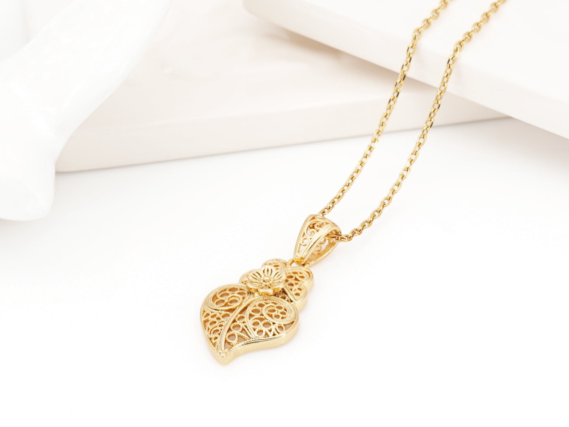 Colar Coração de Viana Tradicional Extra Pequeno, Inspirado na Filigrana Portuguesa, Aço Inoxidável Dourado