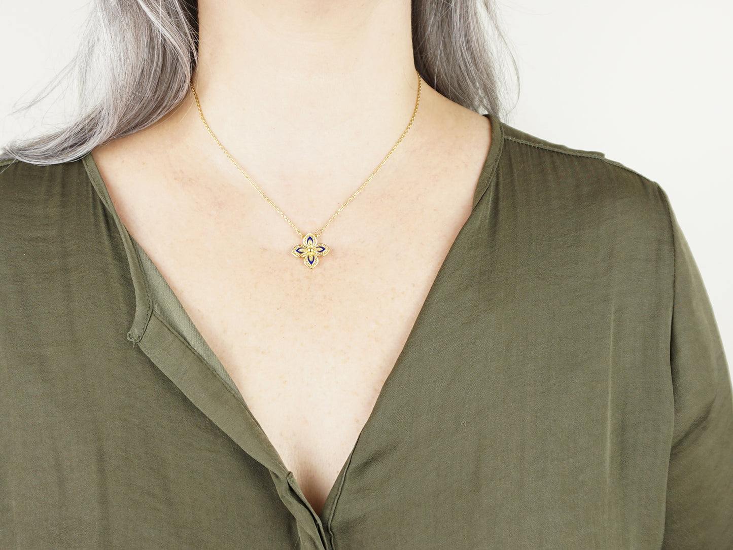 Colar Flor com Pormenores Azuis, Inspirado na Filigrana Portuguesa, Aço Inoxidável Dourado - Mulher a usar Colar