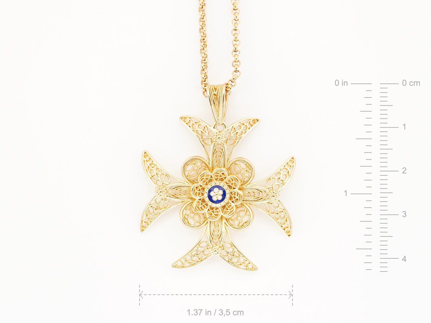 Colar Cruz Deslumbrante Média com Caramujo, Inspirado na Filigrana Portuguesa, Aço Inoxidável Dourado - Medidas