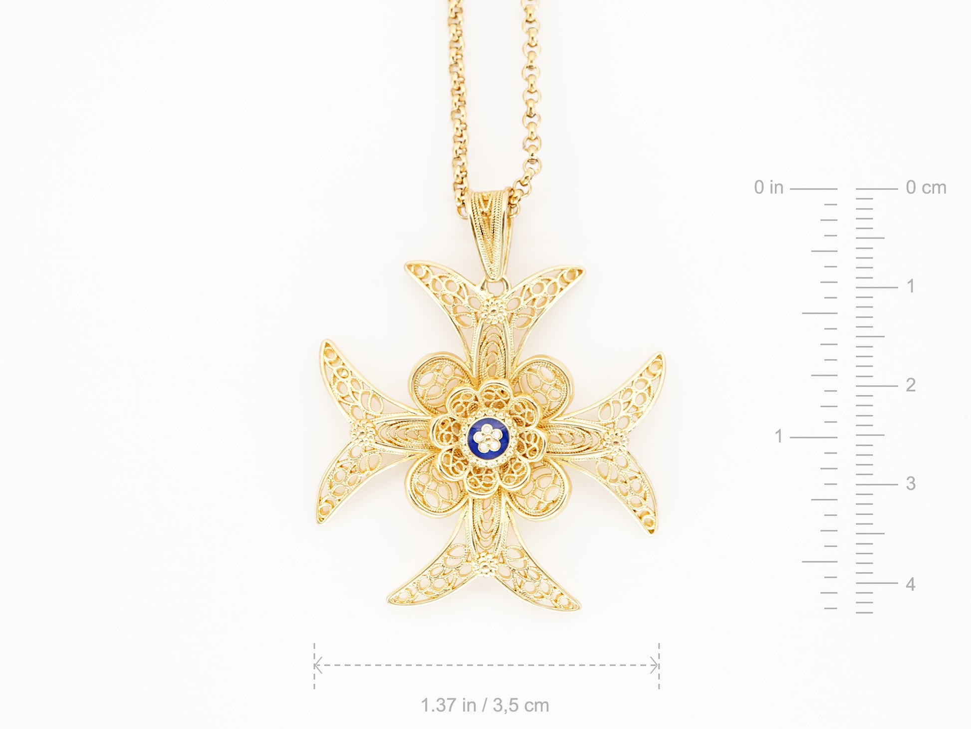 Colar Cruz Deslumbrante Média com Caramujo, Inspirado na Filigrana Portuguesa, Aço Inoxidável Dourado - Medidas