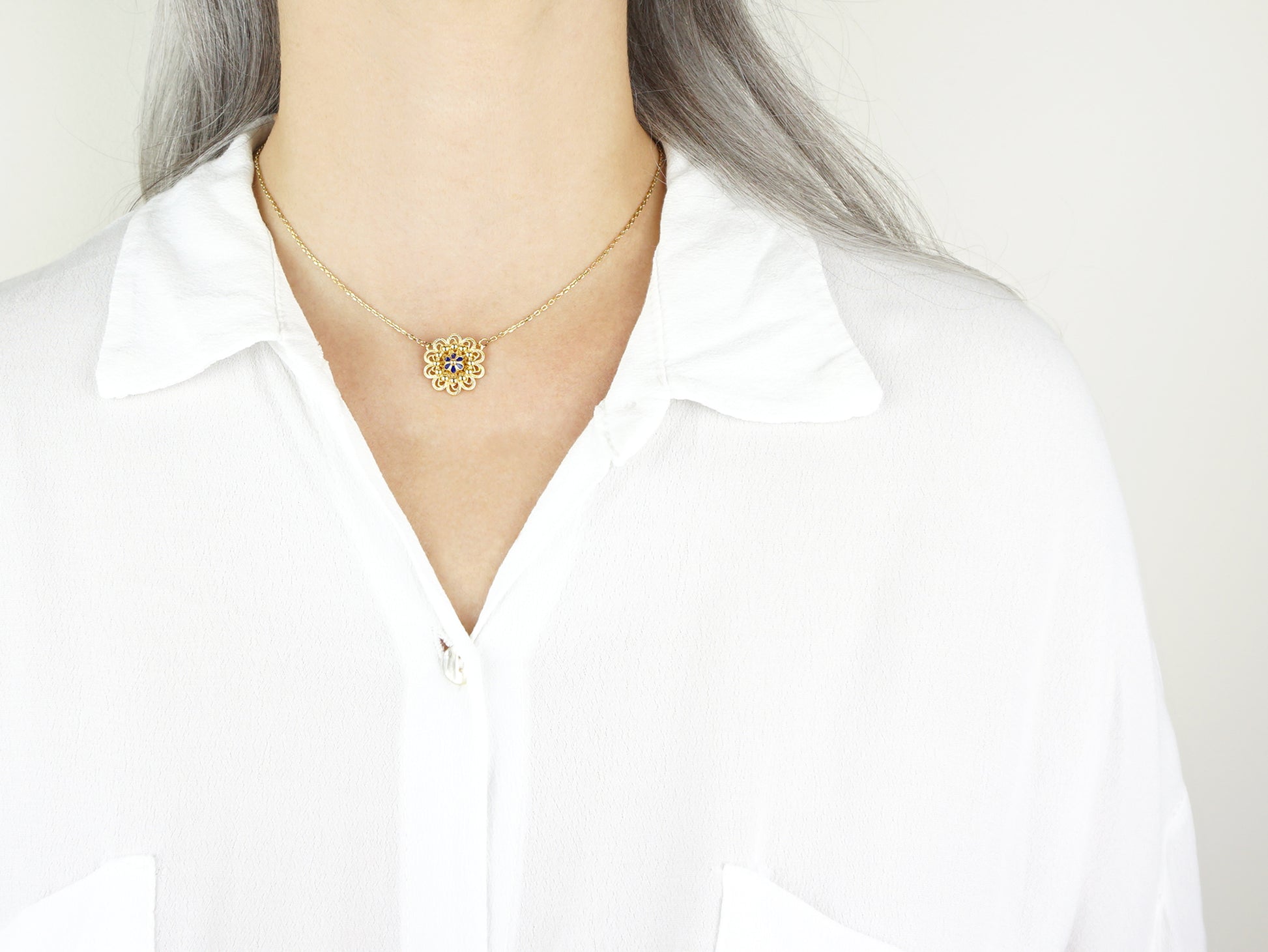 Colar Flor com Pormenores Azuis, Inspirado na Filigrana Portuguesa, Aço Inoxidável Dourado - Pormenor Mulher a usar Colar