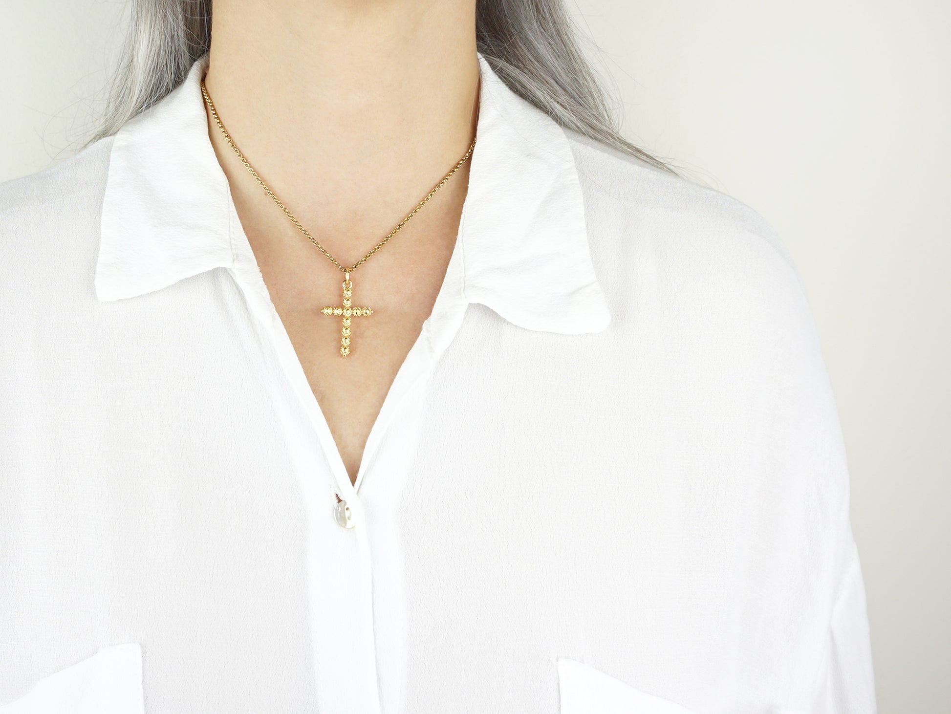 Colar Cruz Pequena Contas de Viana, Inspirado na Filigrana Portuguesa, Aço Inoxidável Dourado - Pormenor Mulher a usar Colar