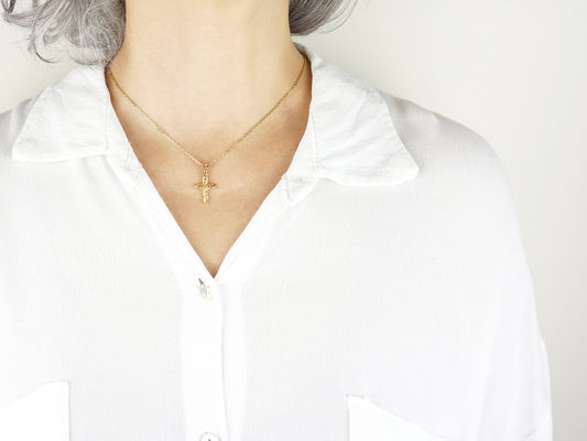 Colar Cruz Mini, Inspirado na Filigrana Portuguesa, Aço Inoxidável Dourado - Pormenor Mulher a usar Colar