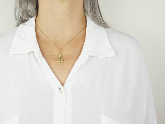 Colar Rainha, Motivo Pequeno, Inspirado na Filigrana Portuguesa, Aço Inoxidável Dourado - Pormenor Mulher a usar Colar
