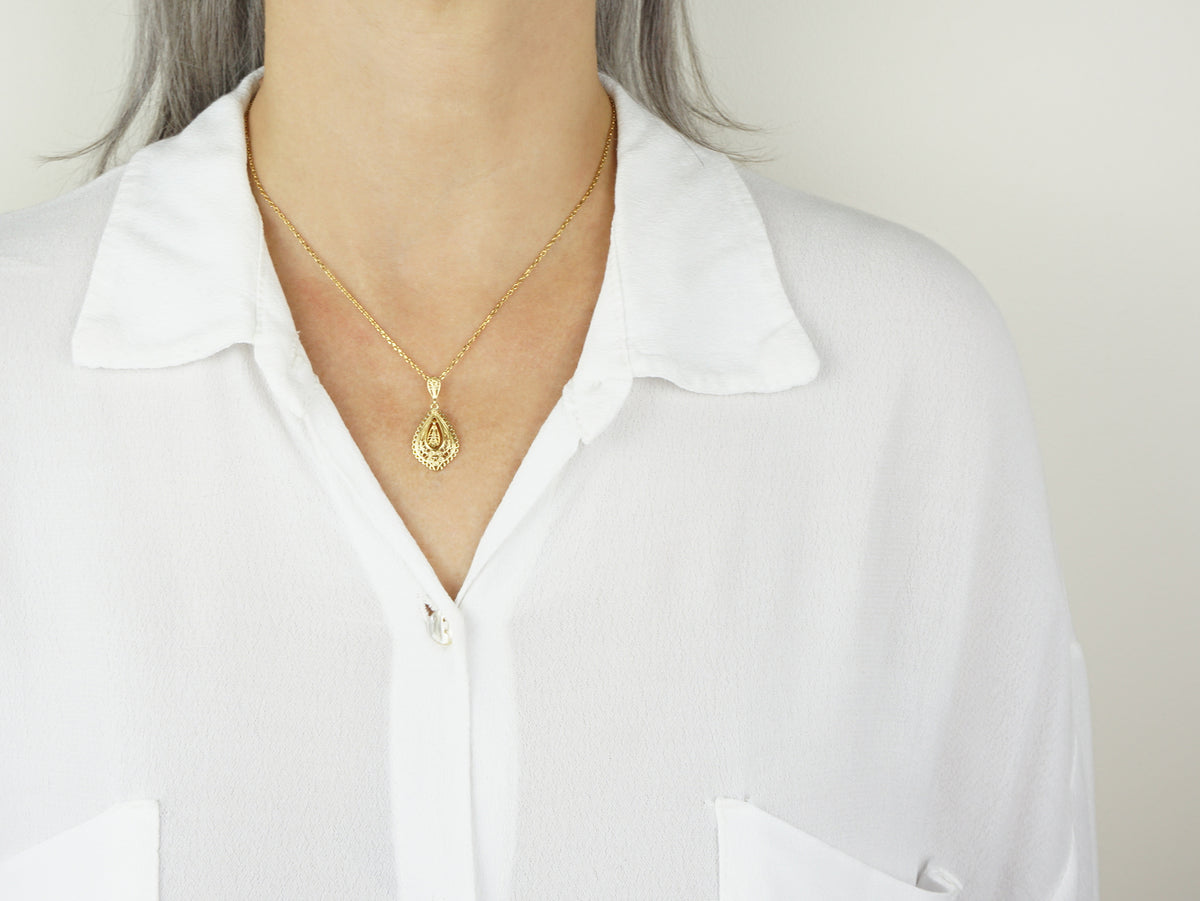 Colar Lágrima Rica Pequena, Inspirado na Filigrana Portuguesa, Aço Inoxidável Dourado - Pormenor Mulhar a Usar Colar