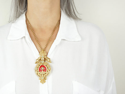 Colar Relicário Grande, Inspirado na Filigrana Portuguesa, Aço Inoxidável Dourado - Pormenor Mulher a usar Colar