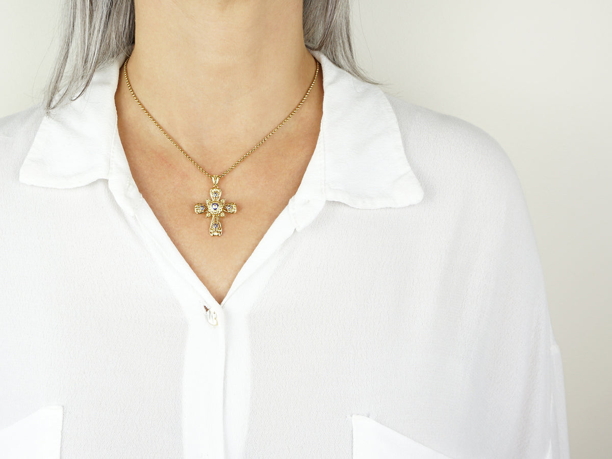 Colar Cruz Pequena com Caramujo, Inspirado na Filigrana Portuguesa, Aço Inoxidável Dourado - Pormenor Mulher a usar Colar