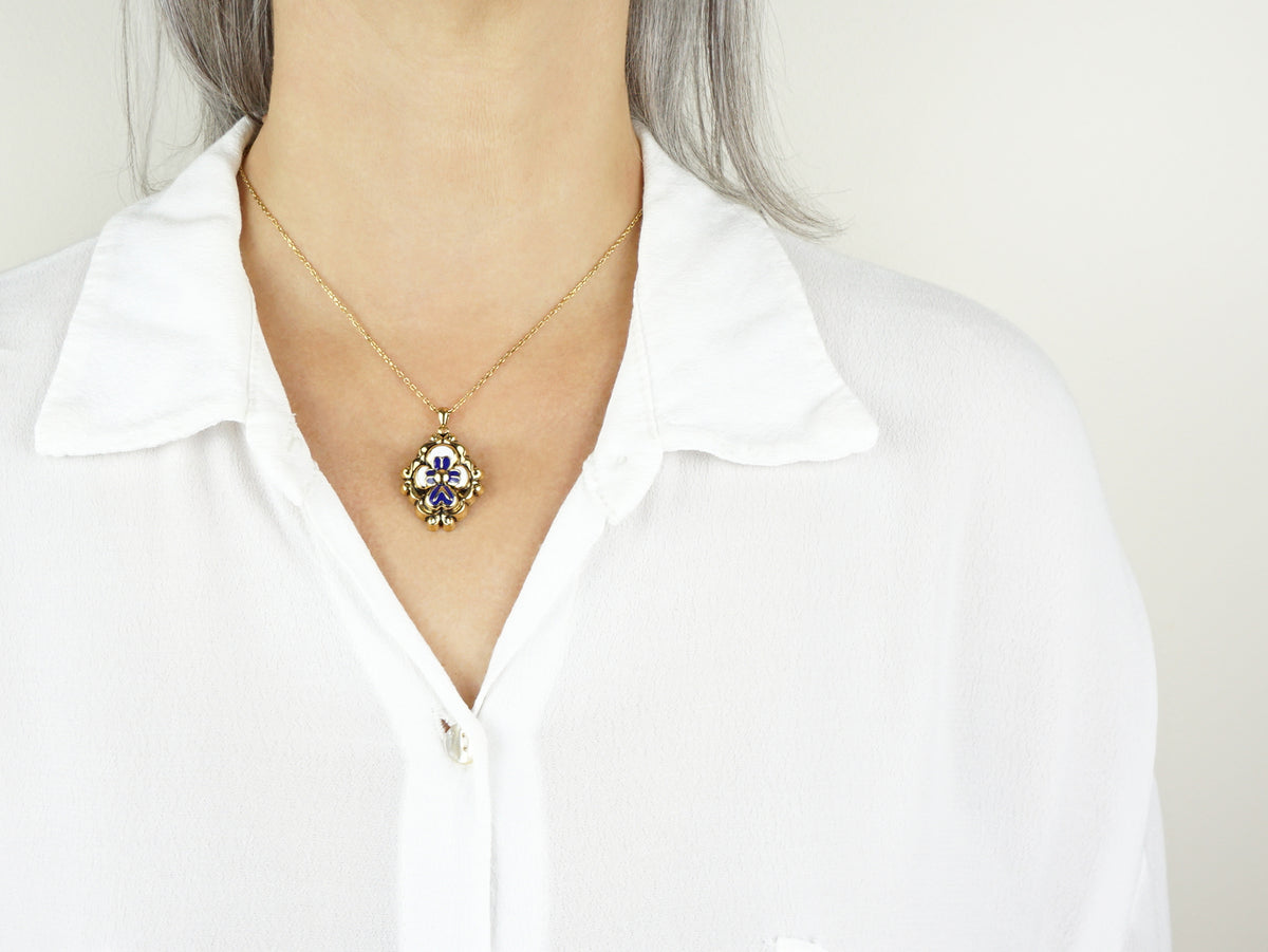 Colar Barroco, Inspirado na Ourivesaria Portuguesa, Aço Inoxidável Dourado - Pormenor Mulher a usar Colar