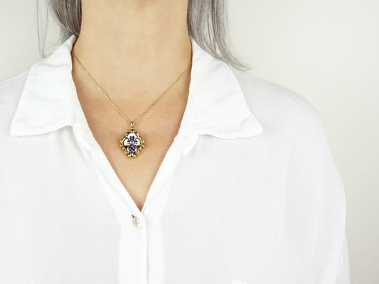 Colar Barroco, Inspirado na Ourivesaria Portuguesa, Aço Inoxidável Dourado - Pormenor Mulher a usar Colar