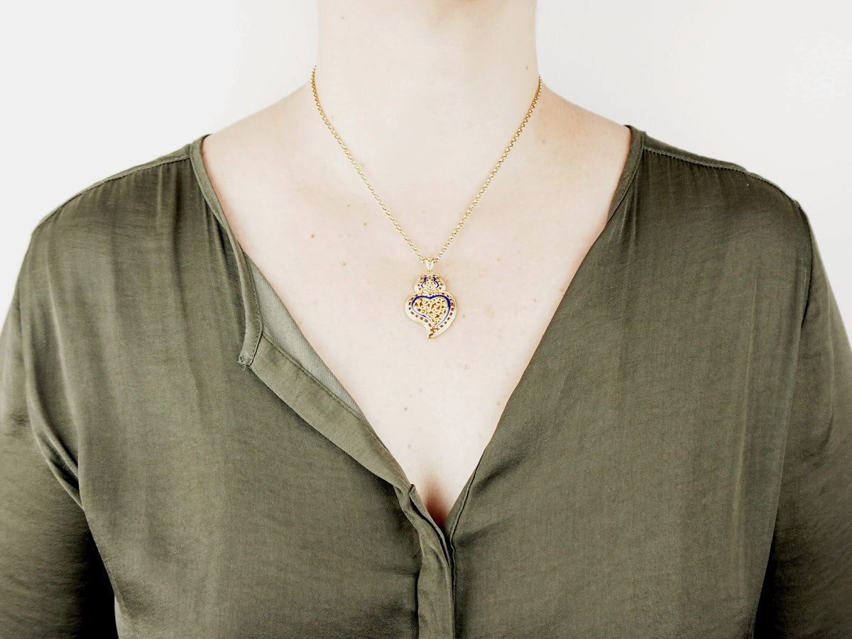 Colar Coração de Viana Tradicional Médio com Pormenores Azuis, Inspirado na Filigrana Portuguesa, Aço Inoxidável Dourado - Pormenor Mulher a usar Colar