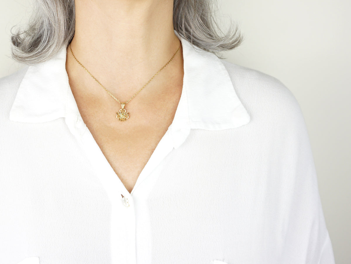 Colar Trevo Pequeno, Inspirado na Filigrana Portuguesa, Aço Inoxidável Dourado - Pormenor Mulher a usar Colar